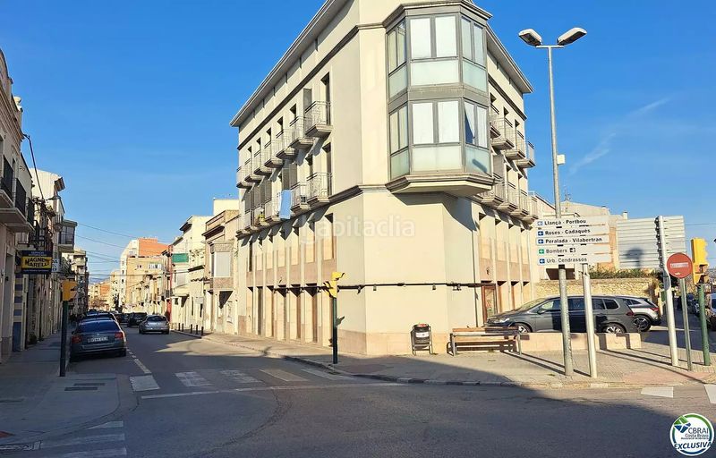 Foto b5bb2b2f-2ab8-4b03-a5e6-0dde4b1273cb. Local comercial a calle tapis 4 a Eixample-Horta Capallera Figueres