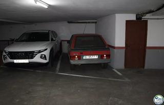 Aparcament cotxe a Centre. Plasa de parking en roses