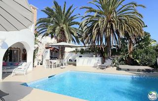 Casa a Cap Ras - Creus - Falconera. Amplia villa al canal con amarre de 12 m, con apartamento invita