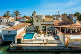 Casa a Cap Ras - Creus - Falconera. Casa con 4 habitaciones , piscina , garaje y amarre de 12m cerca