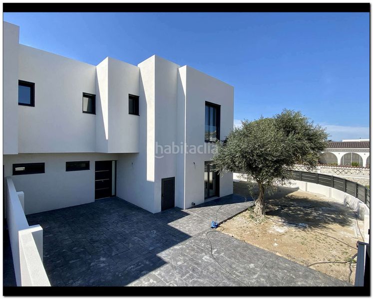 Foto 28d15646-eca5-4ace-8d60-082b00eb2ba1. Casa amb aparcament piscina a Requesens Empuriabrava