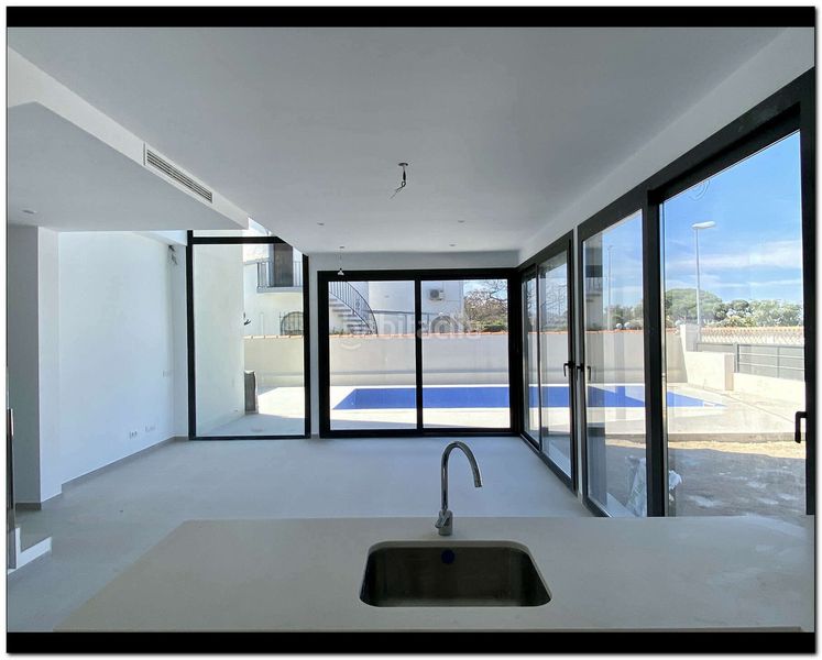Foto 769a1c49-b757-4f88-98b2-4e4eece5cc1b. Casa amb aparcament piscina a Requesens Empuriabrava