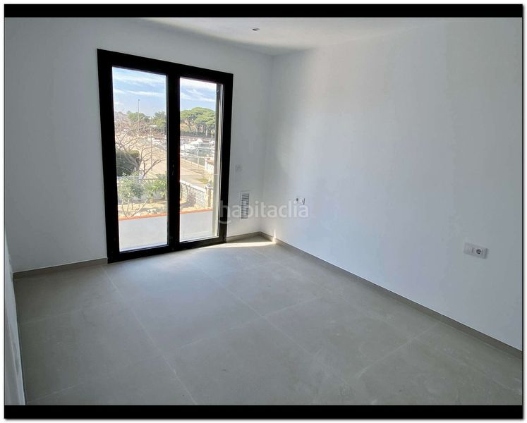 Foto a7cc45d0-2cc1-469b-ab34-e07fa9d07a7d. Casa amb aparcament piscina a Requesens Empuriabrava