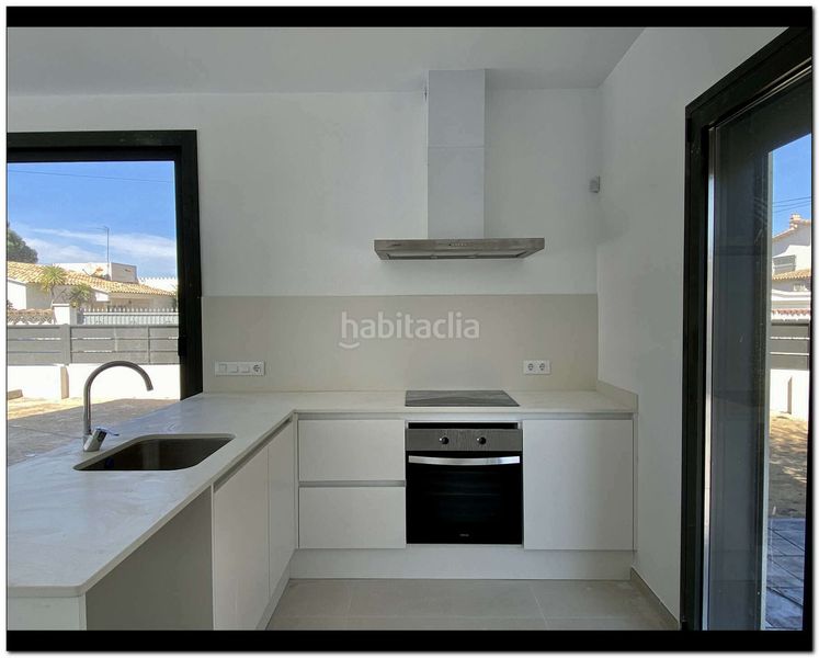 Foto a813715c-8a14-43ed-96b3-3de20d98ca6e. Casa amb aparcament piscina a Requesens Empuriabrava