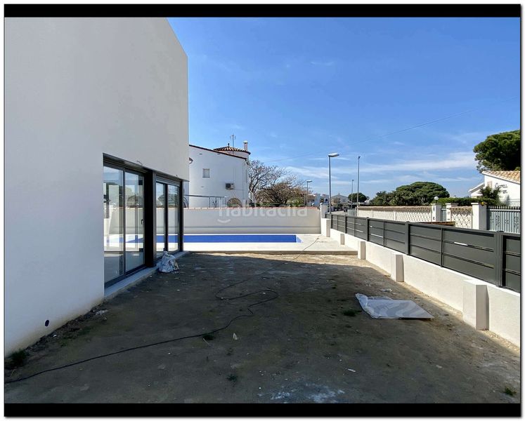 Foto ba9363d0-f9af-4762-a338-4f842fcb60dd. Casa amb aparcament piscina a Requesens Empuriabrava