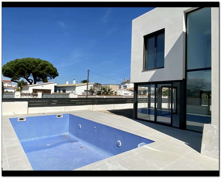 Foto c683bd50-ea70-41ae-9210-7eb209f6376c. Casa amb aparcament piscina a Requesens Empuriabrava