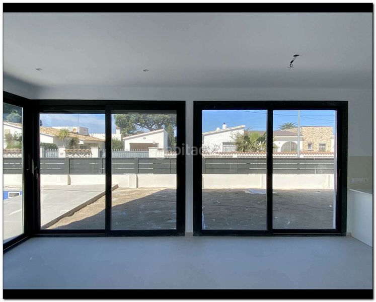 Foto ef00075e-7f8c-4993-87d2-2b362c3b578b. Casa amb aparcament piscina a Requesens Empuriabrava