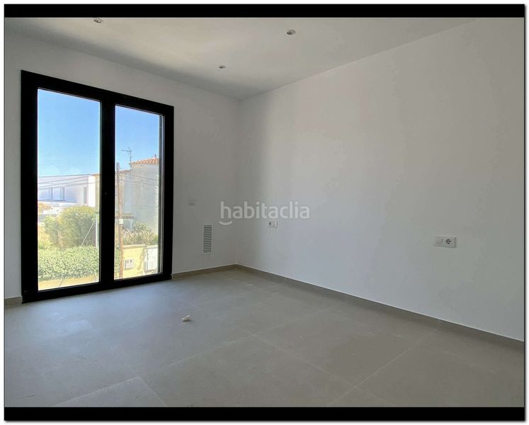 Foto 2473bb20-5e68-4f25-a443-e6e15995cb10. Casa amb aparcament piscina a Requesens Empuriabrava