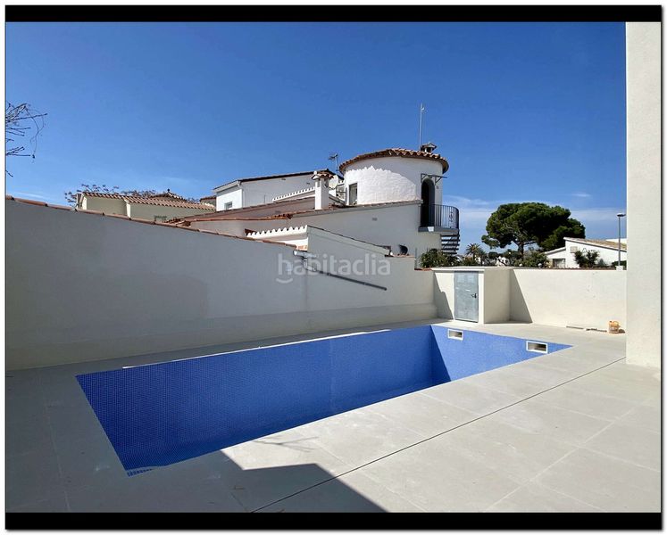Foto 62f06989-bfb1-495e-85fb-060779bbcde6. Casa amb aparcament piscina a Requesens Empuriabrava
