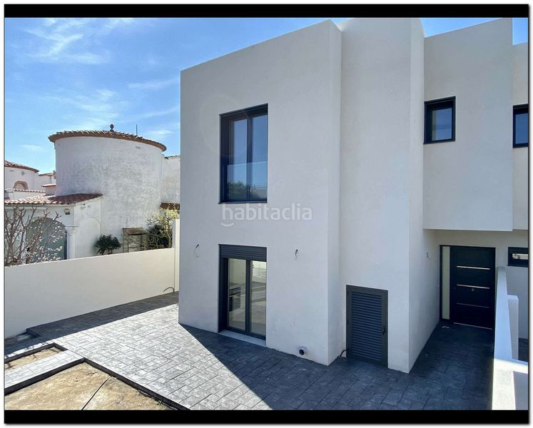 Foto 63fa7714-2f38-4f52-b92e-c79f40da612a. Casa amb aparcament piscina a Requesens Empuriabrava