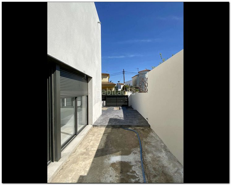 Foto 735bb702-4118-431f-8129-583a2bbfd3c9. Casa amb aparcament piscina a Requesens Empuriabrava