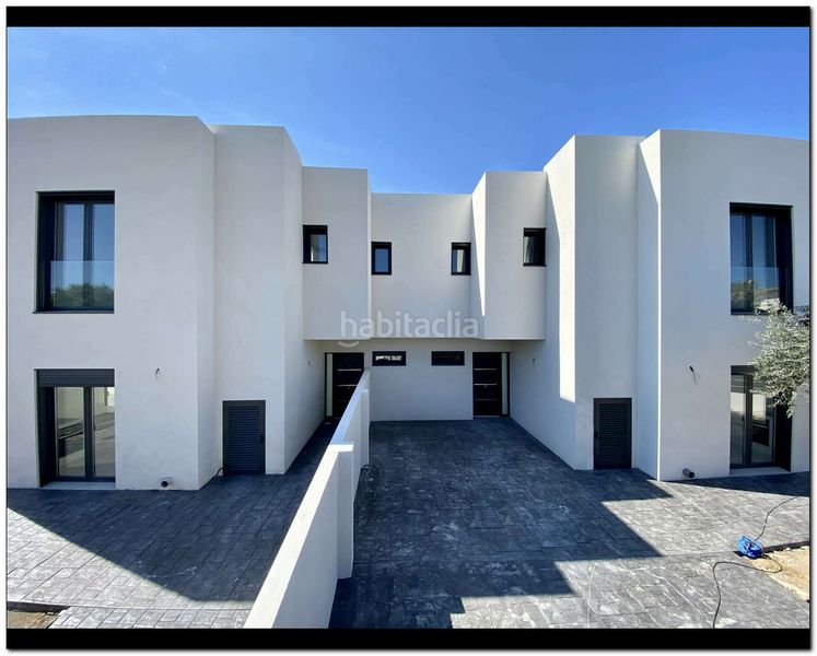 Foto b03b4a53-0abc-4e93-a453-a60982be1aa1. Casa amb aparcament piscina a Requesens Empuriabrava