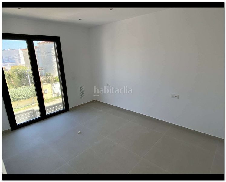 Foto b0a99375-97bd-4c6e-b953-d15f575917b7. Casa amb aparcament piscina a Requesens Empuriabrava