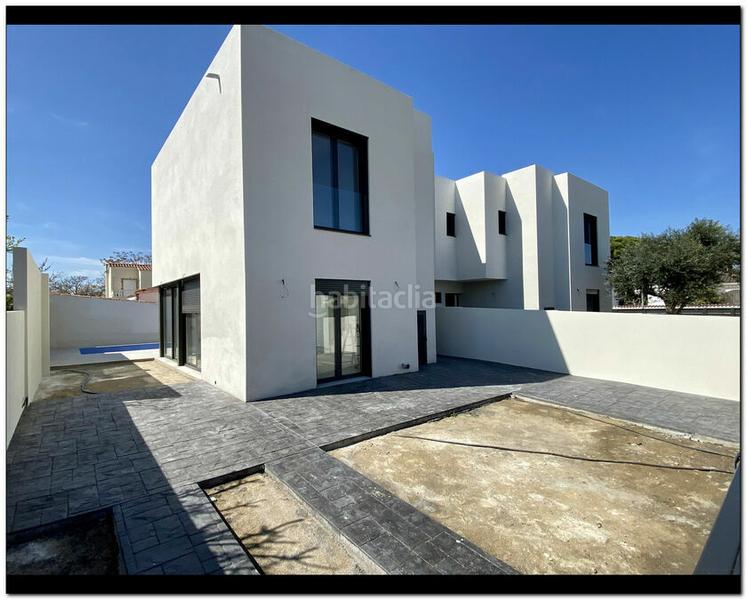 Foto b4944106-3375-4512-816c-768a59d99898. Casa con parcheggio piscina in Requesens Empuriabrava