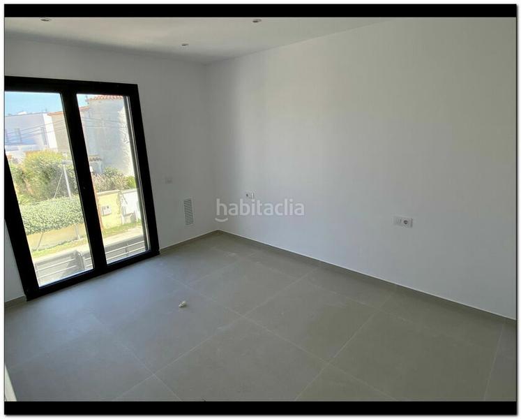Foto bb1b7e13-d99e-49e4-b66d-39b936194e91. Casa con parcheggio piscina in Requesens Empuriabrava