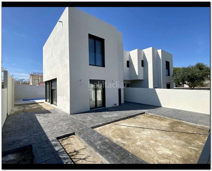 Foto c44749bb-da6c-4761-bc6c-a142466e3fbf. Casa amb aparcament piscina a Requesens Empuriabrava