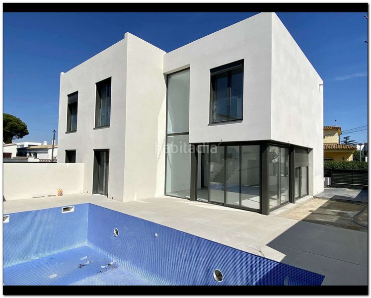 Foto cb8e8c6c-c2f4-419c-8878-06057ca98449. Casa amb aparcament piscina a Requesens Empuriabrava