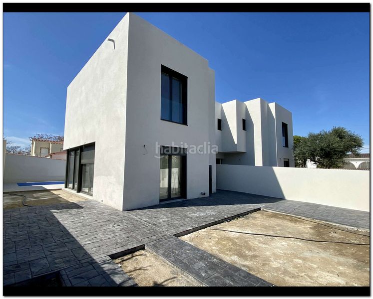 Foto ce69ead2-22f7-40df-926e-8ab9adb68d3d. Casa amb aparcament piscina a Requesens Empuriabrava