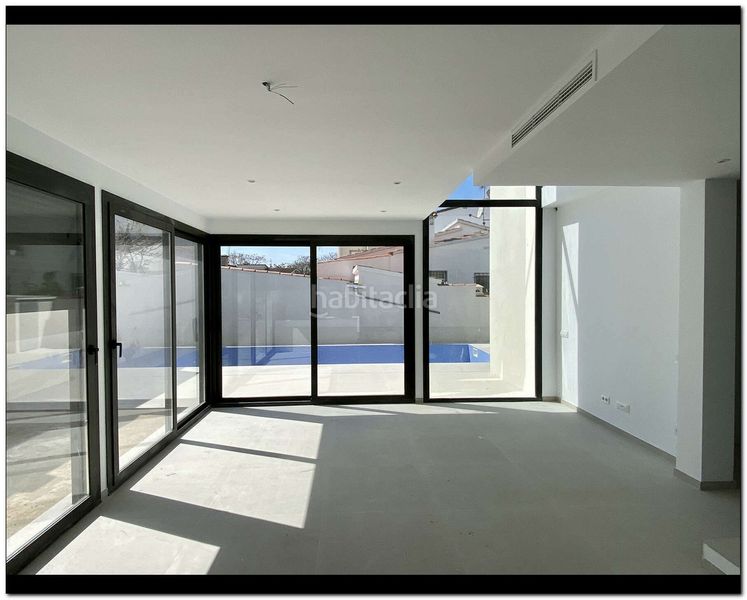 Foto d61bf6aa-ffdd-4f4e-b0bb-54452712cbb6. Casa amb aparcament piscina a Requesens Empuriabrava