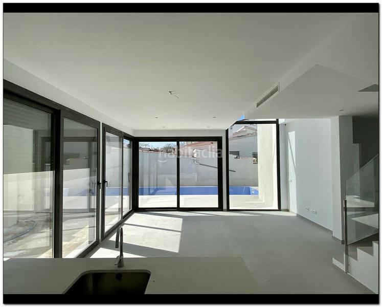 Foto f134dcbb-efe2-45a3-b67c-35455ee2f4f4. Casa con parcheggio piscina in Requesens Empuriabrava