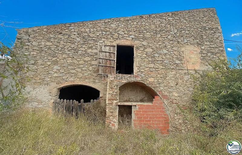 Foto cf9b5db2-6e0c-48c1-91d1-6965bd506f0b. Casa a carrer sol 11 a Sant Climent Sescebes