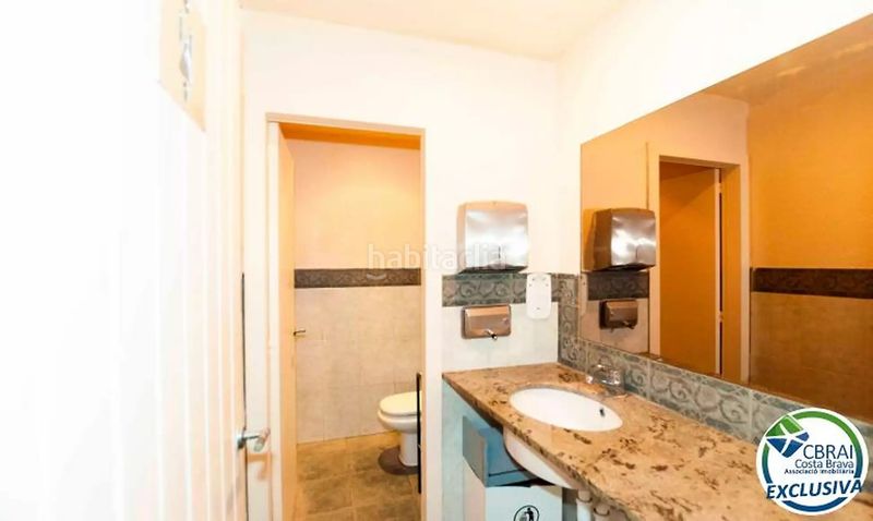 Foto a6d63257-cd51-41e9-8298-b7c9d4a1d570. Local comercial a calle puig rom 106 a Centre Roses