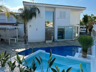 Casa a Cap Ras - Creus - Falconera. Empuriabrava hermosa casa moderna con piscina y amarre cerca de