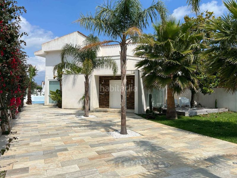 Foto 01e9f8e9-9ada-4fc3-b933-d51a53cc731e. Casa amb aparcament piscina a Cap Ras - Creus - Falconera Empuriabrava