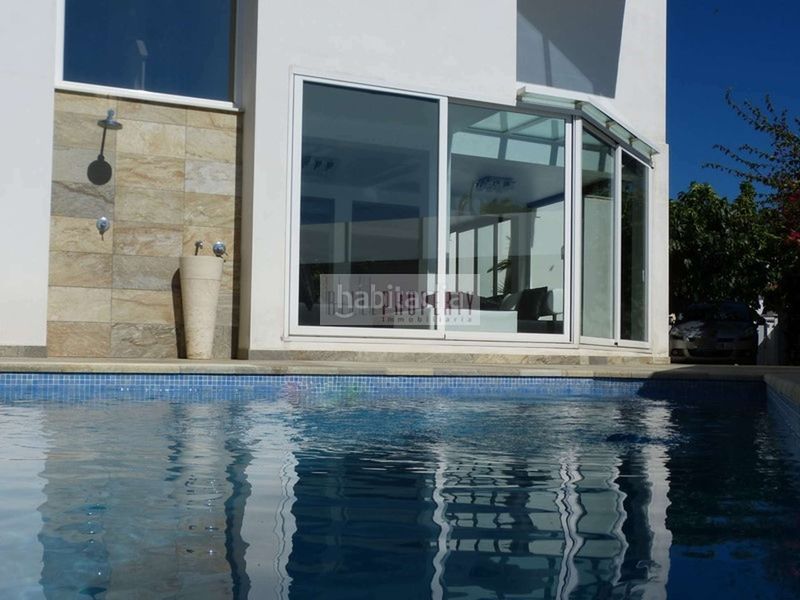 Foto 2b17aee9-adb3-446e-8ba7-6d70e8fb9dc7. Casa amb aparcament piscina a Cap Ras - Creus - Falconera Empuriabrava