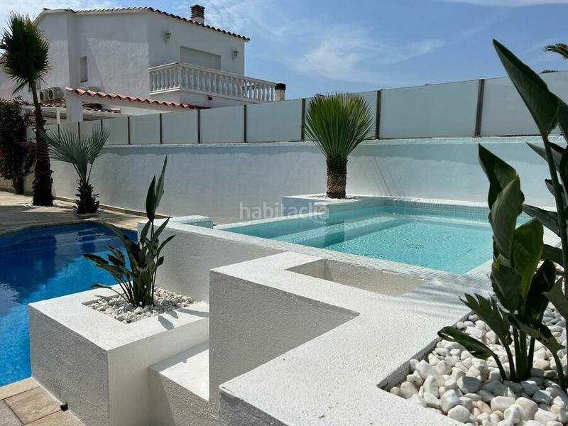 Foto 2cb01a5e-8a4e-4d2c-a8d2-8aa84985ab6f. Casa amb aparcament piscina a Cap Ras - Creus - Falconera Empuriabrava