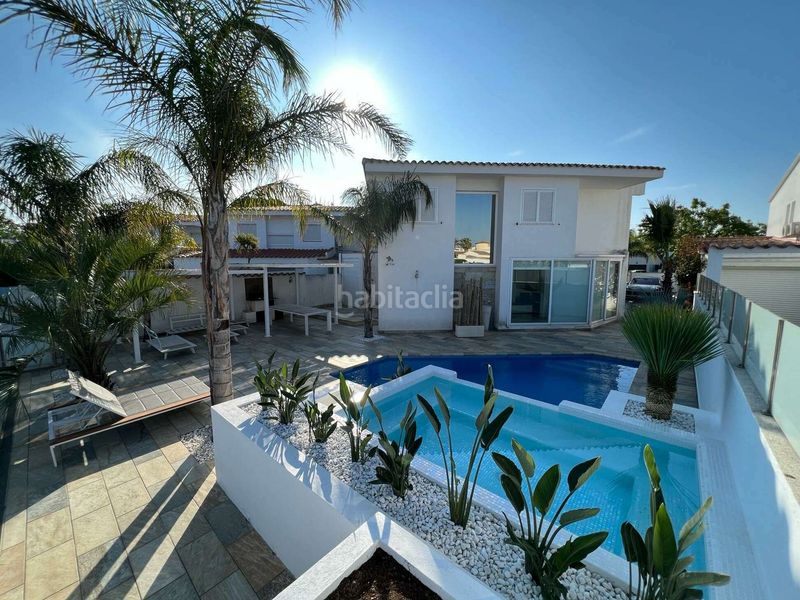 Foto 4234be34-5732-428b-a9d3-e182511c085c. Casa amb aparcament piscina a Cap Ras - Creus - Falconera Empuriabrava