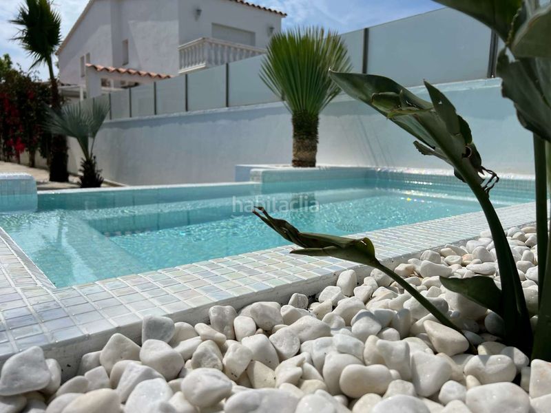 Foto 5912c49d-f00b-40c3-ac93-4bbff4a94c33. Casa amb aparcament piscina a Cap Ras - Creus - Falconera Empuriabrava