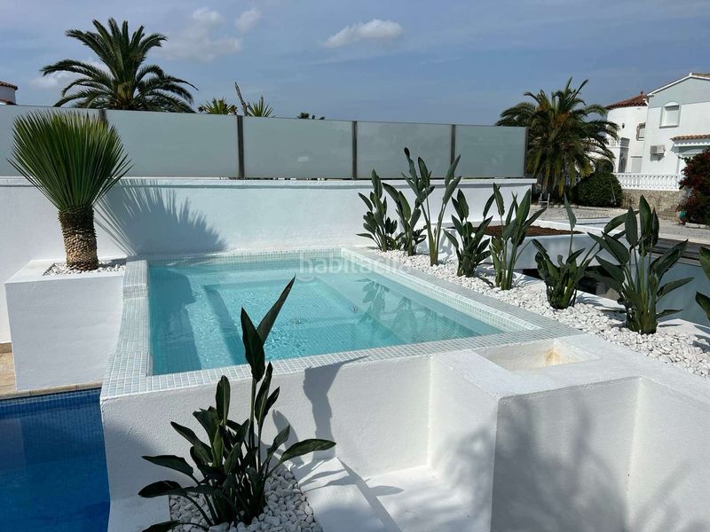 Foto 8d16b2cb-54fd-4415-9b58-3364b32f152b. Casa amb aparcament piscina a Cap Ras - Creus - Falconera Empuriabrava