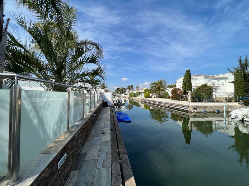 Foto b9211213-ebd9-43d1-8d59-17f31426bbbe. Casa amb aparcament piscina a Cap Ras - Creus - Falconera Empuriabrava