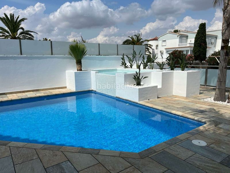 Foto e92913c1-213a-4caf-ba31-10b1da629037. Casa amb aparcament piscina a Cap Ras - Creus - Falconera Empuriabrava