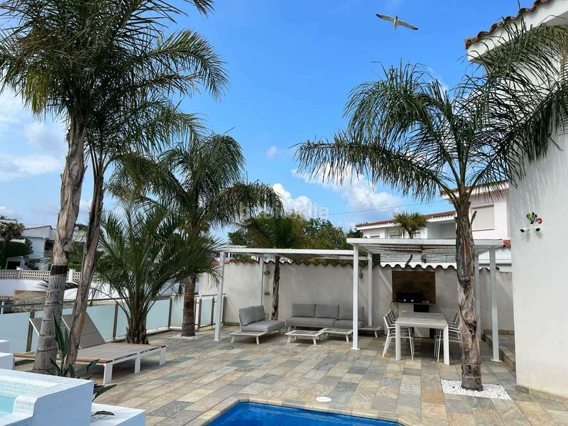 Foto fa5142db-6724-42ae-8fc9-6475b1fdca3a. Casa amb aparcament piscina a Cap Ras - Creus - Falconera Empuriabrava