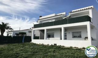 Casa en Nord. Encantadora casa renovada en urbanización tranquila de roses