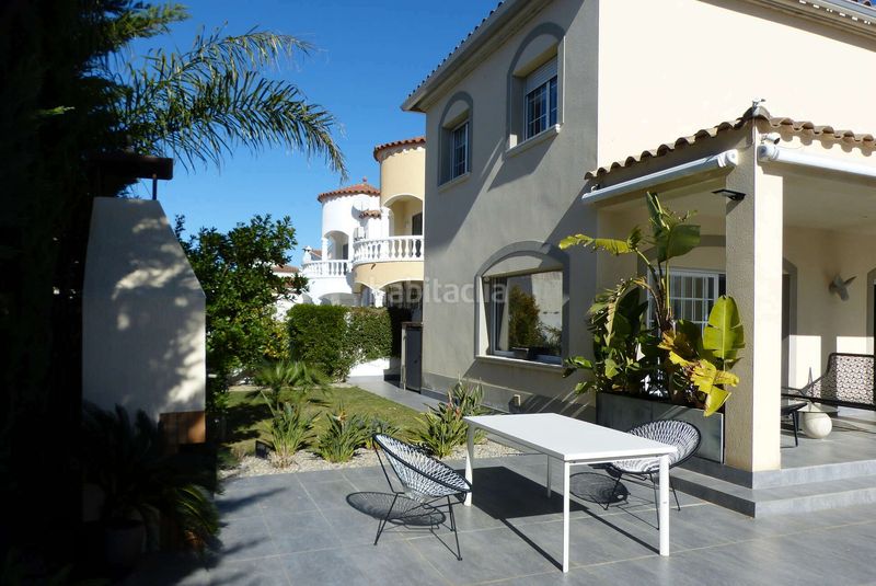 Foto 868c4502-36cb-4ced-a74f-558c7950cde4. Casa amb piscina a Alberes Empuriabrava