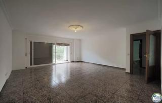 Apartament a Centre. Apartamento amplio céntrico y a 250 m de la playa