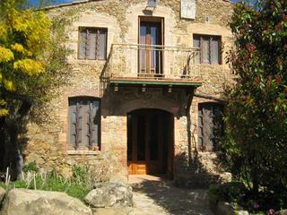 Casa a Cistella. Se venden finca con masía s.xviii y 3 casas anexas con licencia
