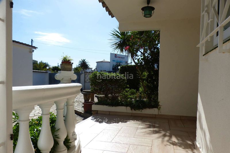 Foto 0d58523b-cb4c-4d4a-9384-207e59c9b7a5. Casa amb calefacció aparcament piscina a Requesens Empuriabrava