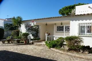 Casa a Requesens. Villa con una gran parcela y con una maravillosa vista al canal.