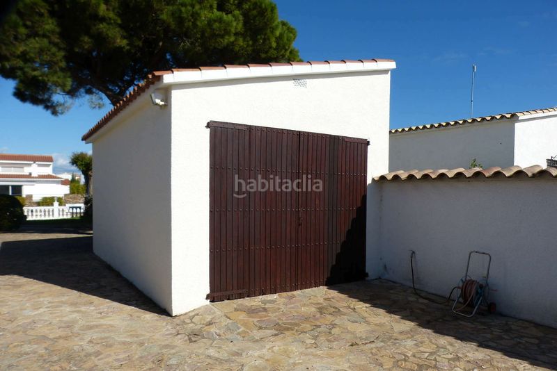Foto 6bfc5acf-c91e-485c-9732-5bd3d3a8ff7d. Casa amb calefacció aparcament piscina a Requesens Empuriabrava