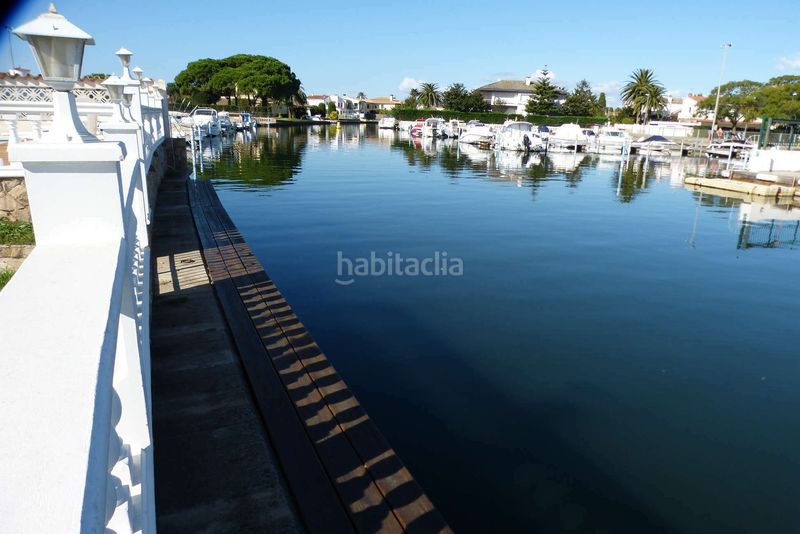 Foto 89c4b6de-e5d9-48a1-a75d-89e2588e8fad. Casa amb calefacció aparcament piscina a Requesens Empuriabrava
