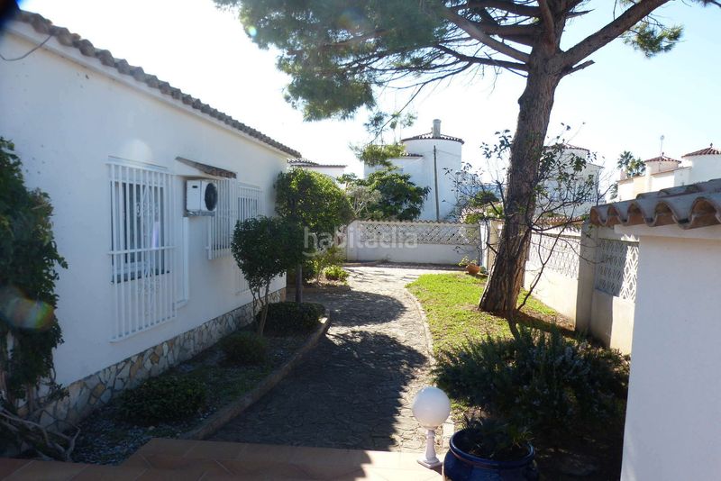 Foto cee4d678-7f1e-4a2c-95c7-e552163e1731. Casa amb calefacció aparcament piscina a Requesens Empuriabrava