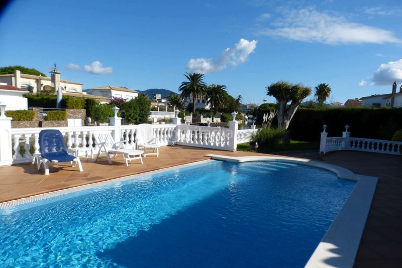 Foto e731a487-8838-42f2-995b-67e68385ab8c. Casa amb calefacció aparcament piscina a Requesens Empuriabrava
