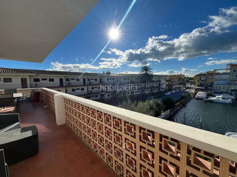 Foto 25ac96e4-103f-4748-b3be-90bdc623210e. Apartamento  amplio , 3 dormitorios en el canal a la venta a , con amarradero de 3 x 15 m y aparcamiento exterior. opor en Empuriabrava