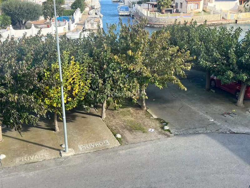 Foto 32aa15b6-4c5a-4d5d-92a6-978a8bcd6699. Apartamento  amplio , 3 dormitorios en el canal a la venta a , con amarradero de 3 x 15 m y aparcamiento exterior. opor en Empuriabrava