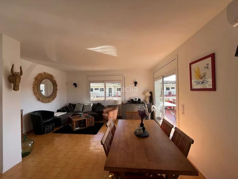 Foto d54f4f66-ab65-49e3-a814-f441dfab878b. Apartamento  amplio , 3 dormitorios en el canal a la venta a , con amarradero de 3 x 15 m y aparcamiento exterior. opor en Empuriabrava