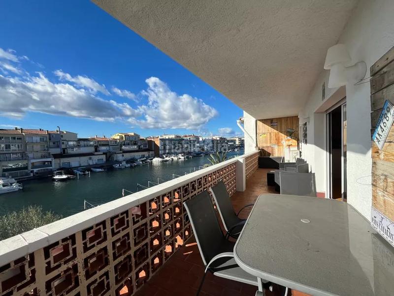 Foto e854aec4-5ddc-4898-9e09-f4cce59e5996. Apartamento  amplio , 3 dormitorios en el canal a la venta a , con amarradero de 3 x 15 m y aparcamiento exterior. opor en Empuriabrava